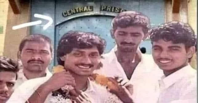 Sativadavenkat7's tweet photo. @DrPradeepChinta ఈ ఫొటోలో ఉన్న దొంగ ఎవ్వరో తెలుసు కదా 

దేనికి జైలు కి వెళ్ళాడో తెలుసు కదా

అప్పట్లోనే అంటే 9వ తరగతి లో ఉంటూ 10వ తరగతి పేపర్ కొట్టేసి లీక్ చేసిన ఘనుడు 

మళ్ళీ ఇతని paytm కుక్కలు ఇప్పుడు నీతులు చెప్తున్నారు 🫢🫢 https://t.co/8rcW7Rp5g6