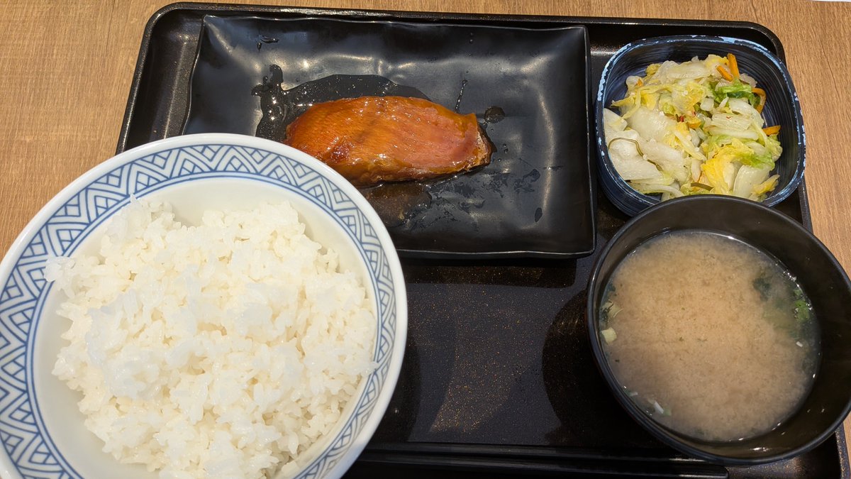 guernicass4's tweet photo. ほんと平日の昼毎日吉野家にしてるから新メニューとかめっちゃ敏感になってて今日は金目鯛の煮付け食べた

美味しかった！ https://t.co/3l7H1b7yod