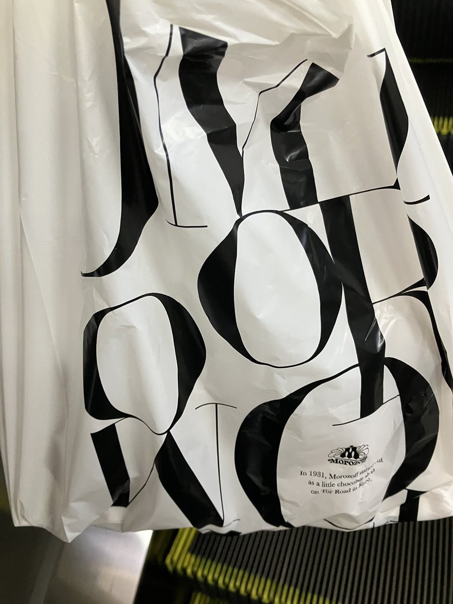 amickeyaminnie's tweet photo. グラス割れちゃったねって話してて、帰りに買ってきてって言われてて、母の誕生日だし今日買って行くか〜って買ったはいいけど、完全に間違えて6個買った🤔🤔🤔 https://t.co/ASnVVE5DD7