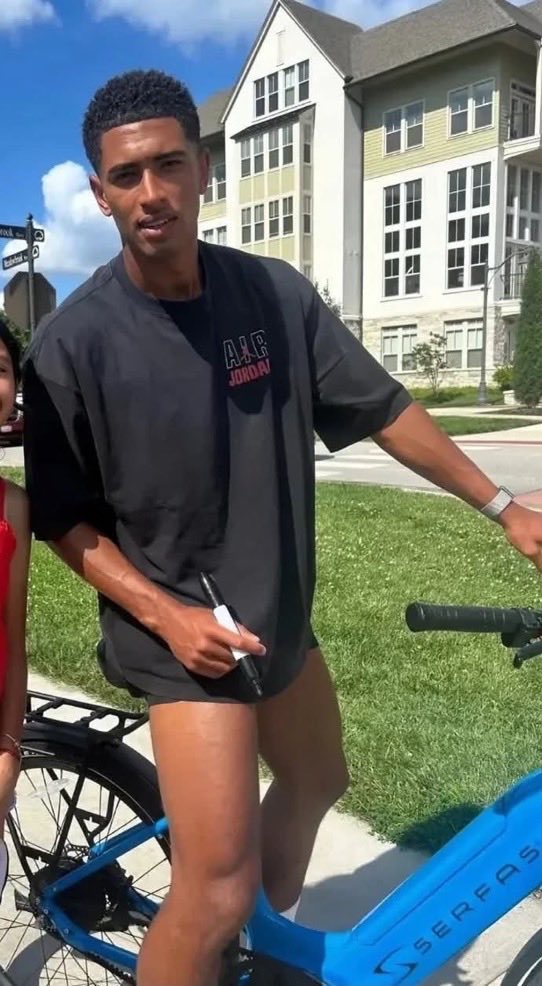 TouchlineX's tweet photo. 🚨 𝗡𝗘𝗪: Jude Bellingham signing some autographs while on a bike tour. https://t.co/JfeBZjv4zT
