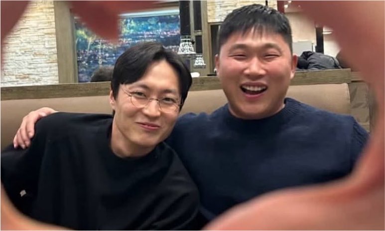 gundlsun__4real's tweet photo. 이 사진 윙씨 나 같아서 굉장히 정겹게 느껴짐 
나도 재원이 끼고 한바탕 허허 웃고 싶다 https://t.co/zsmVG8OYUO