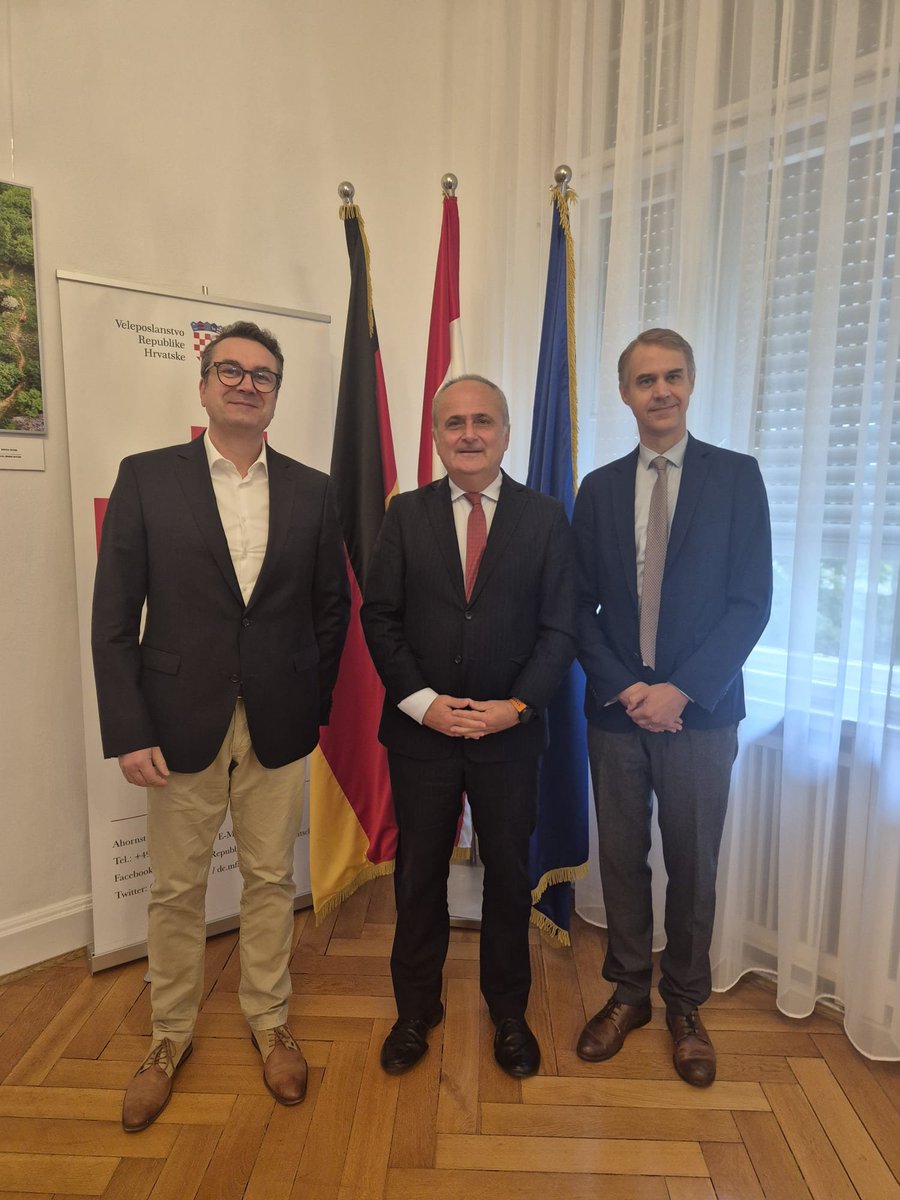 KroBotschaft's tweet photo. Heutiger Antrittsbesuch des neuen Direktors der @FESonline fรผr ๐ญ๐ท und ๐ธ๐ฎ, Felix #Eikenberg, in Begleitung von Stefan #Dehnert bei Botschafter @BakotaGordan. Konstruktiver Austausch zu aktuellen Entwicklungen in ๐ญ๐ท, ๐ฉ๐ช und der ๐ช๐บ. https://t.co/8WSgbwwFWv