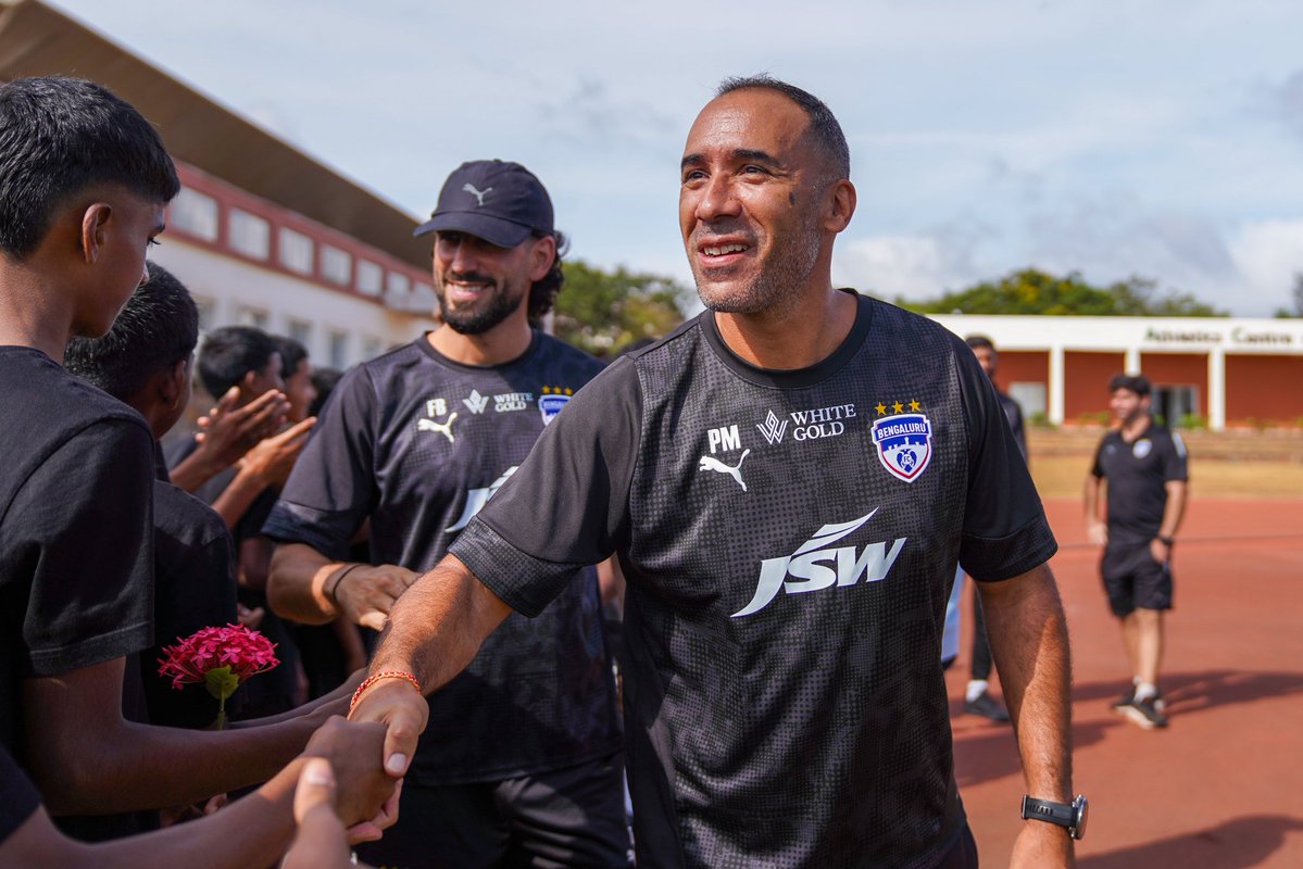bengalurufc's tweet photo. A hearty welcome at the @IIS_Vijayanagar. 🫶

The BFC U16 squad greeted the Blues before they headed for their first field session this morning in Bellary. ⚽

#WeAreBFC https://t.co/yUlGq9tD2m