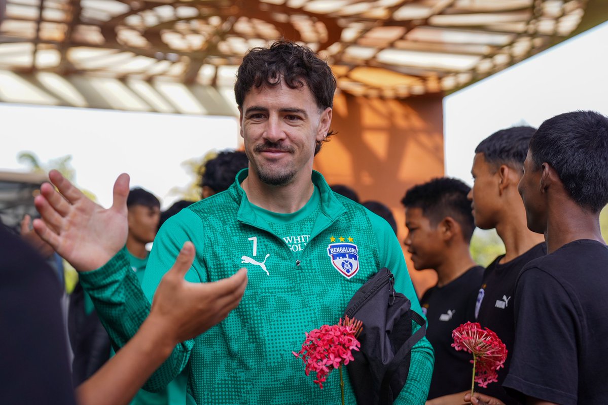 bengalurufc's tweet photo. A hearty welcome at the @IIS_Vijayanagar. 🫶

The BFC U16 squad greeted the Blues before they headed for their first field session this morning in Bellary. ⚽

#WeAreBFC https://t.co/yUlGq9tD2m