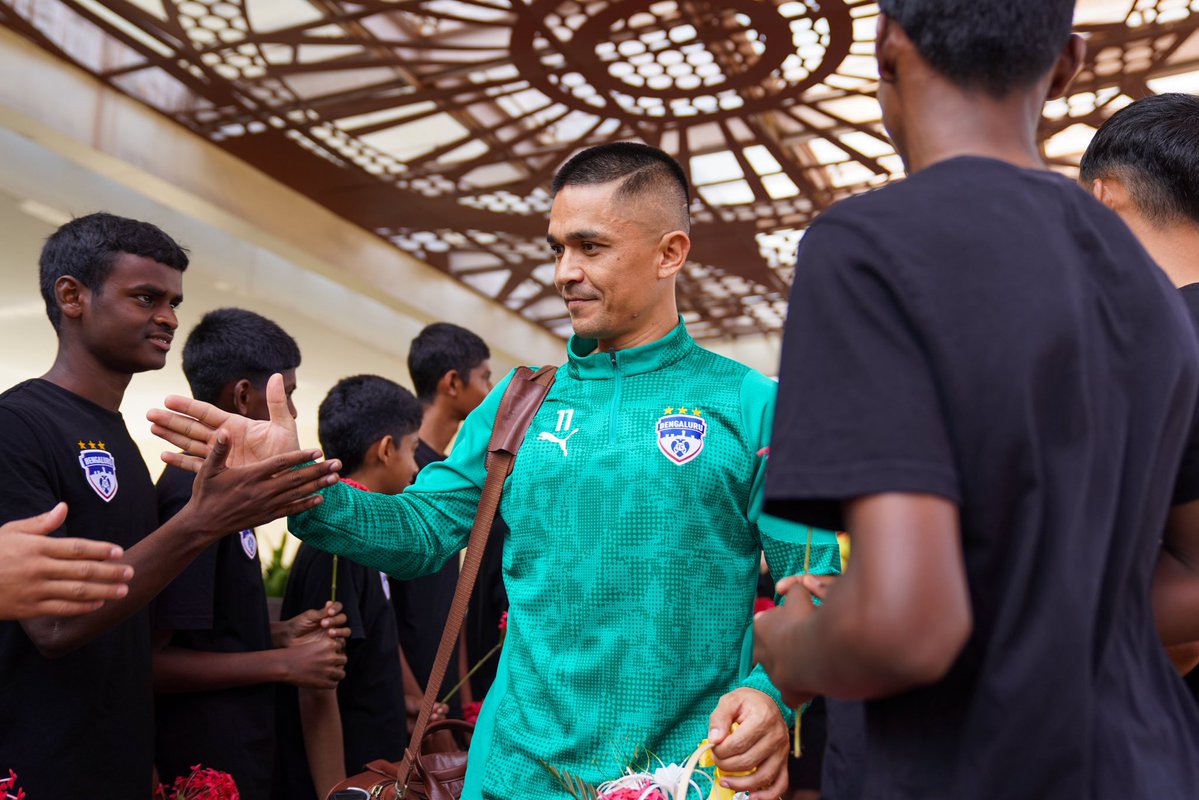 bengalurufc's tweet photo. A hearty welcome at the @IIS_Vijayanagar. 🫶

The BFC U16 squad greeted the Blues before they headed for their first field session this morning in Bellary. ⚽

#WeAreBFC https://t.co/yUlGq9tD2m