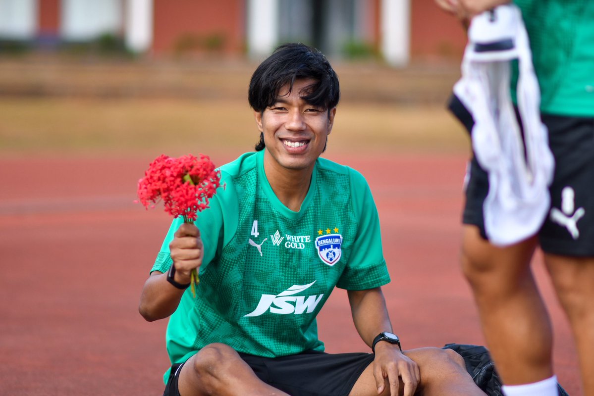 bengalurufc's tweet photo. A hearty welcome at the @IIS_Vijayanagar. 🫶

The BFC U16 squad greeted the Blues before they headed for their first field session this morning in Bellary. ⚽

#WeAreBFC https://t.co/yUlGq9tD2m