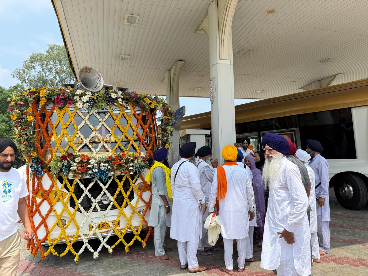 SGPCAmritsar's tweet photo. ਸ੍ਰੀ ਅਕਾਲ ਤਖ਼ਤ ਸਾਹਿਬ ਤੋਂ ਸਜਾਏ ਗਏ ਮੀਰੀ-ਪੀਰੀ ਖਾਲਸਾ ਮਾਰਚ ਦੌਰਾਨ ਚੋਹਲਾ ਖੁਰਦ (ਨਿੱਕਾ ਚੋਹਲਾ) ਪੈਟਰੋਲ ਪੰਪ ਵੱਲੋਂ ਪਾਵਨ ਪਾਲਕੀ ਸਾਹਿਬ ਦੀ ਗੱਡੀ, ਸ਼ਸਤਰਾਂ ਵਾਲੀ ਗੱਡੀ ਅਤੇ ਹੋਰ ਸਮੂਹ ਸੰਗਤੀ ਵਾਹਨਾਂ ਲਈ ਤੇਲ (ਡੀਜ਼ਲ/ਪੈਟਰੋਲ) ਦੀ ਨਿਸ਼ਕਾਮ ਸੇਵਾ ਸ਼ਰਧਾ ਅਤੇ ਉਤਸ਼ਾਹ ਨਾਲ ਕੀਤੀ ਗਈ। https://t.co/7cO6s9rDrg