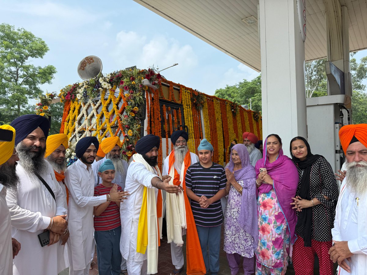 SGPCAmritsar's tweet photo. ਸ੍ਰੀ ਅਕਾਲ ਤਖ਼ਤ ਸਾਹਿਬ ਤੋਂ ਸਜਾਏ ਗਏ ਮੀਰੀ-ਪੀਰੀ ਖਾਲਸਾ ਮਾਰਚ ਦੌਰਾਨ ਚੋਹਲਾ ਖੁਰਦ (ਨਿੱਕਾ ਚੋਹਲਾ) ਪੈਟਰੋਲ ਪੰਪ ਵੱਲੋਂ ਪਾਵਨ ਪਾਲਕੀ ਸਾਹਿਬ ਦੀ ਗੱਡੀ, ਸ਼ਸਤਰਾਂ ਵਾਲੀ ਗੱਡੀ ਅਤੇ ਹੋਰ ਸਮੂਹ ਸੰਗਤੀ ਵਾਹਨਾਂ ਲਈ ਤੇਲ (ਡੀਜ਼ਲ/ਪੈਟਰੋਲ) ਦੀ ਨਿਸ਼ਕਾਮ ਸੇਵਾ ਸ਼ਰਧਾ ਅਤੇ ਉਤਸ਼ਾਹ ਨਾਲ ਕੀਤੀ ਗਈ। https://t.co/7cO6s9rDrg