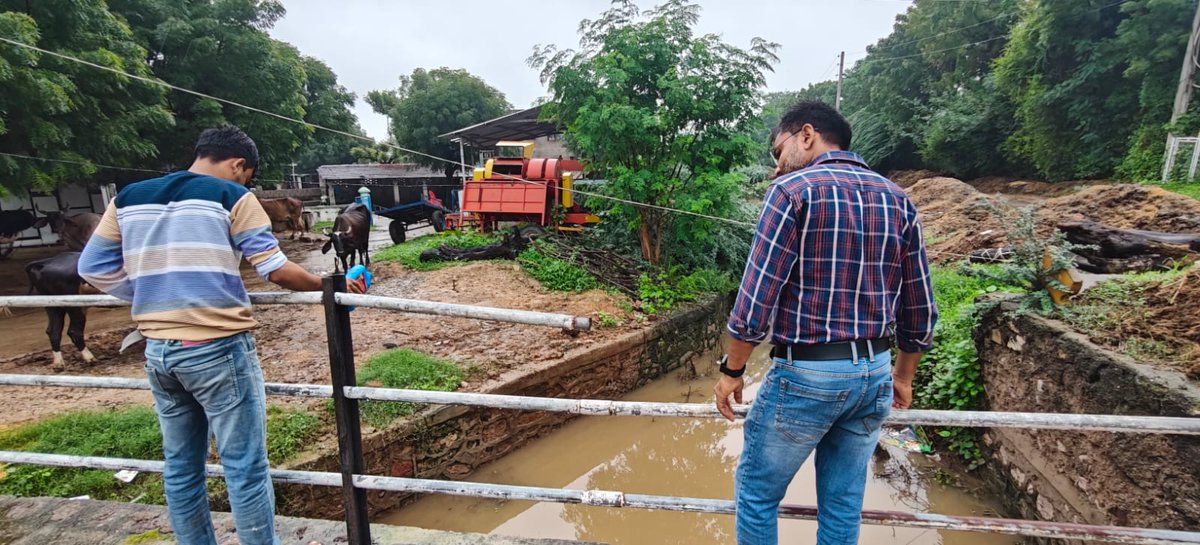 JamlaPhc's tweet photo. આજ રોજ જામળા ગામમાં આવેલ બિન-કાયમી પાણીના સ્ત્રોતોમાં મચ્છરજન્ય રોગોના નિયંત્રણ અને લાર્વા નાશક કામગીરીના ભાગરૂપે બરેલા ઓઈલનો છંટકાવ કરવામાં આવ્યો.@CdhoSabarkantha @THOHimatnagar @DmoSabarkantha @IdspSabark65144 https://t.co/v6WQu6X2xJ