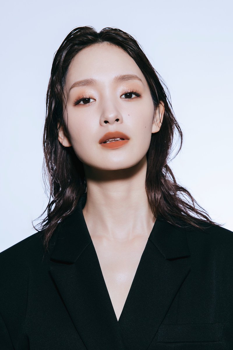 suqqu_official's tweet photo. ���ア＆メイクアップアーティストの岡田知子さんと、俳優の剛力彩芽さんが彩る秋のメイクルック提案。
ウォームベージュのブラー リクイド リップ 01 で口元に抜け感を出し、センシュアルで品のある印象に。

SUQQU 2026 秋 カラーコレクション
ルックの詳細はこちら
https://t.co/340QgSuYpK
#SUQQU https://t.co/YFP4CqbAsv