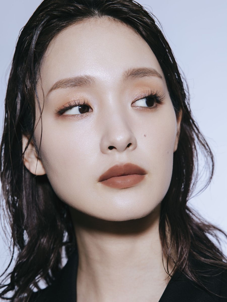 suqqu_official's tweet photo. ���ア＆メイクアップアーティストの岡田知子さんと、俳優の剛力彩芽さんが彩る秋のメイクルック提案。
ウォームベージュのブラー リクイド リップ 01 で口元に抜け感を出し、センシュアルで品のある印象に。

SUQQU 2026 秋 カラーコレクション
ルックの詳細はこちら
https://t.co/340QgSuYpK
#SUQQU https://t.co/YFP4CqbAsv