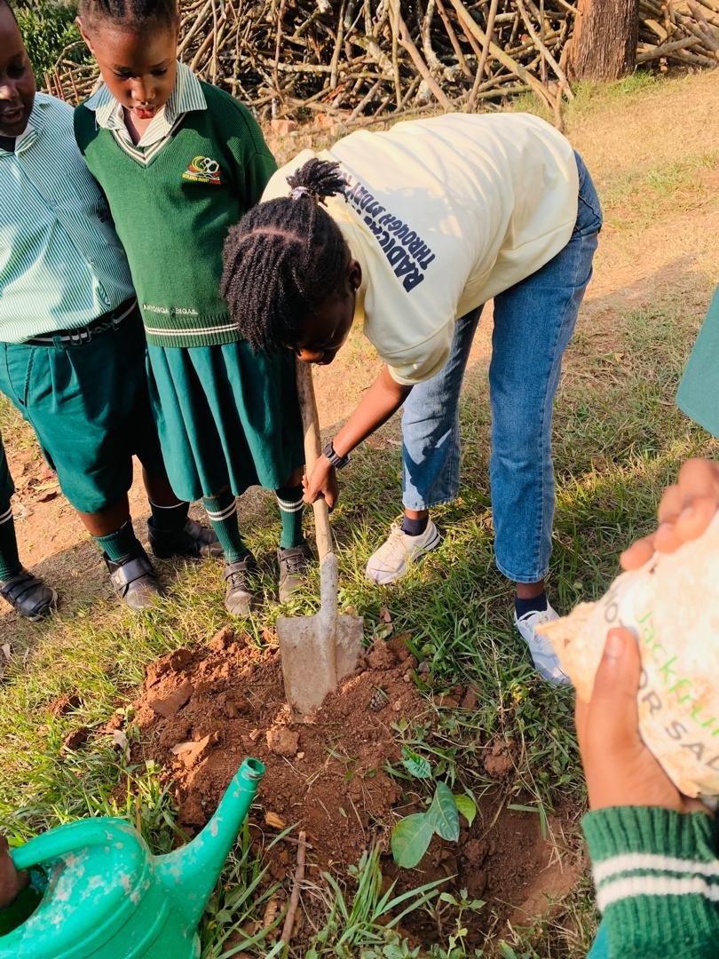 ahirirwe_l's tweet photo. Earlier today, I had the #honour of speaking to these young #champions about the power they hold in shaping a #greener and more sustainable future. I encouraged them to believe in themselves, protect our #environment , and remember that every small action can create a #bigimpact https://t.co/1A2gLvSnos