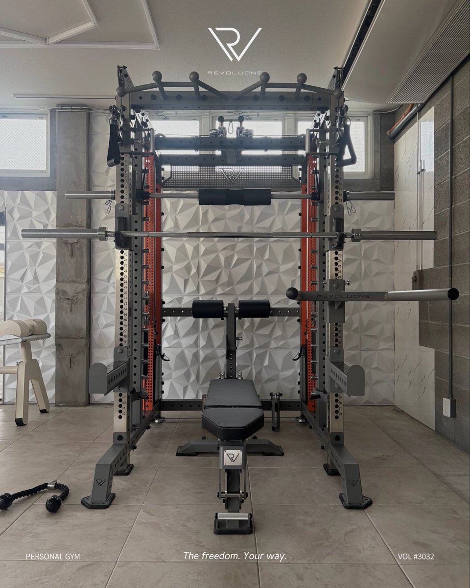 revoluone's tweet photo. この度、静岡県浜松市の「confidence GYM」様にて、パーソナルジム開業のため、ご導入させていただきました。 

《導入機器》

［R630 オールインワンラック］ 
ハーフラックを基軸に、ラットプル・ローイング・スミス・ケーブルを一体化。
トレーニング環境そのものを再定義する、シリーズ最上位の複合構成。

同様の構成をご検討の方は、
ショールームにて実機体験も可能ですので、ぜひ一度ご体感ください。 

この度はご導入いただき、誠にありがとうございました。 

［R630 オールインワンラック PRO SET］ 
モデル : MP（マイクロピッチ）
カラー : R-2 / R-9
シート : S-1

〈SET内容〉
- R630 オールインワンラック 
- アジャスタブルインクライン&デクラインベンチ 
- ラバープレート 120kg分
- EZバー1,200mm 
- オリンピックバー2,200mm 
- ラットプルバー 
- プーリーハンドル 
- ケーブルハンドル 
- トライセプスロープ
- バーベルカラー 
- バーベルパット 

〈追加製品〉
- アブダクター＆アダクター

 ※送料・組立費用は地域や構成により異なります。
ご検討中の方は「ホームページ」または「公式ライン」より、お気軽にお問合せくださいませ。

#revoluone
#レボルワン