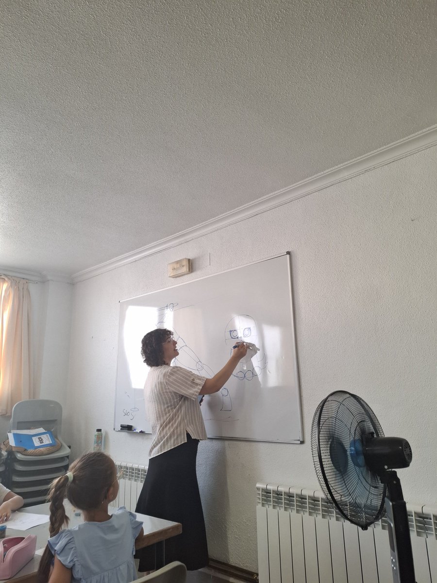 MONTECASTILLOBP's tweet photo. Taller de dibujo con Carmina de Estudio de Ilustración y Cómic para los niños y niñas, participantes del Verano para la infancia. Descubrieron los secretos para dibujar a sus héroes. Saludos https://t.co/NCksAo6lCF