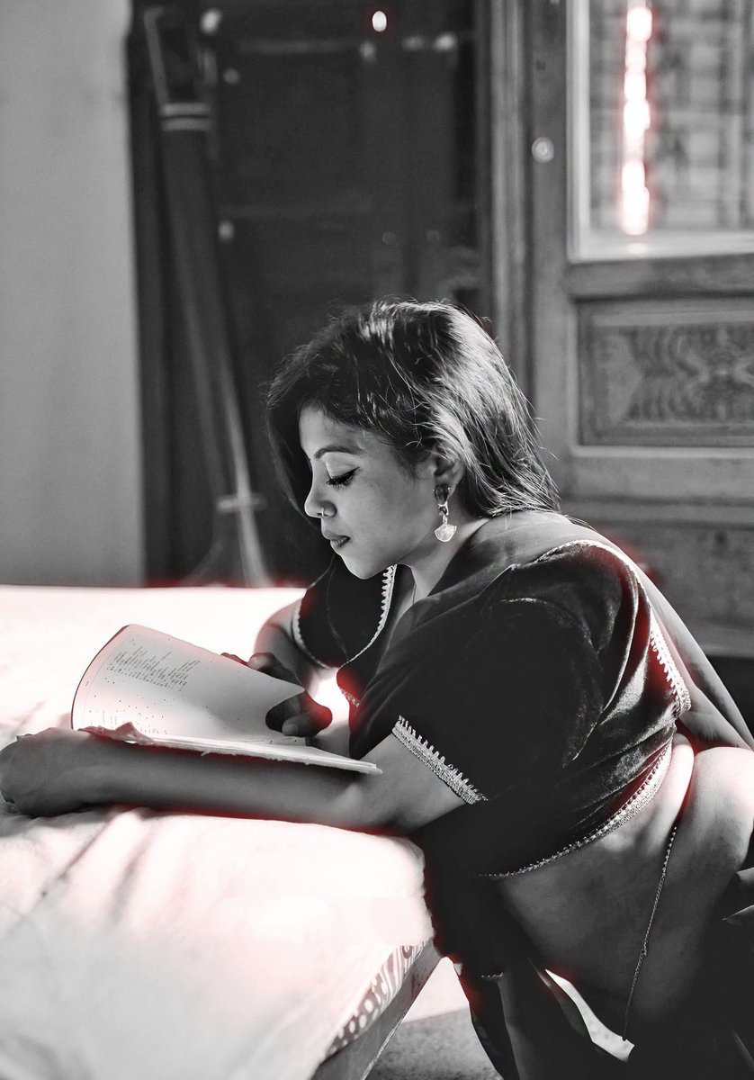 realvbha2's tweet photo. रखे हैं ,
सजो कर शब्दों के गुच्छे !

लगते हैं ,
मुझे तुझ से ही अच्छे !

जब भी ,
धड़कता है दिल तुम्हें सोचकर !

दूरियां मिटा ,
लेती हूं खुद को इनमें घोलकर !!

#इश्क़_ए_लफ्ज़ ❤️✍️

@realvbha2 💃 https://t.co/RbKQvtpO8d