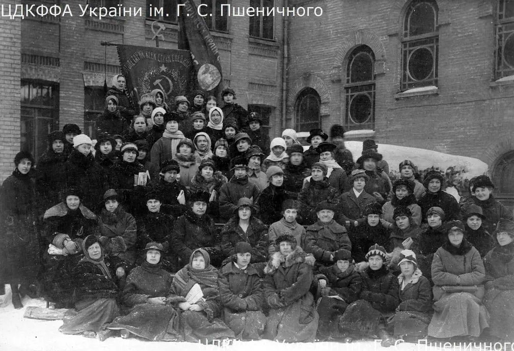 SD83474155's tweet photo. Працівниці зв'язку міста Києва 1924 р. https://t.co/pqvapMxNY8