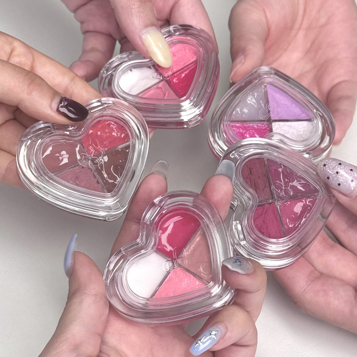 aoucosmetics_jp's tweet photo. 現在日本では非売品のマイチョイスリップパレット🤍

チークやシェーディングと同じハート型のパケなので
重ねてジェンガのようにも✨

リップやクリームチークはもちろん、
コンシーラーなどお好みでin💖

自分だけのお気に入りカラーを入れて
可愛く持ち運びできるアイテム🛍️

もしかしたら8月メガポに登場するかも…！？👀