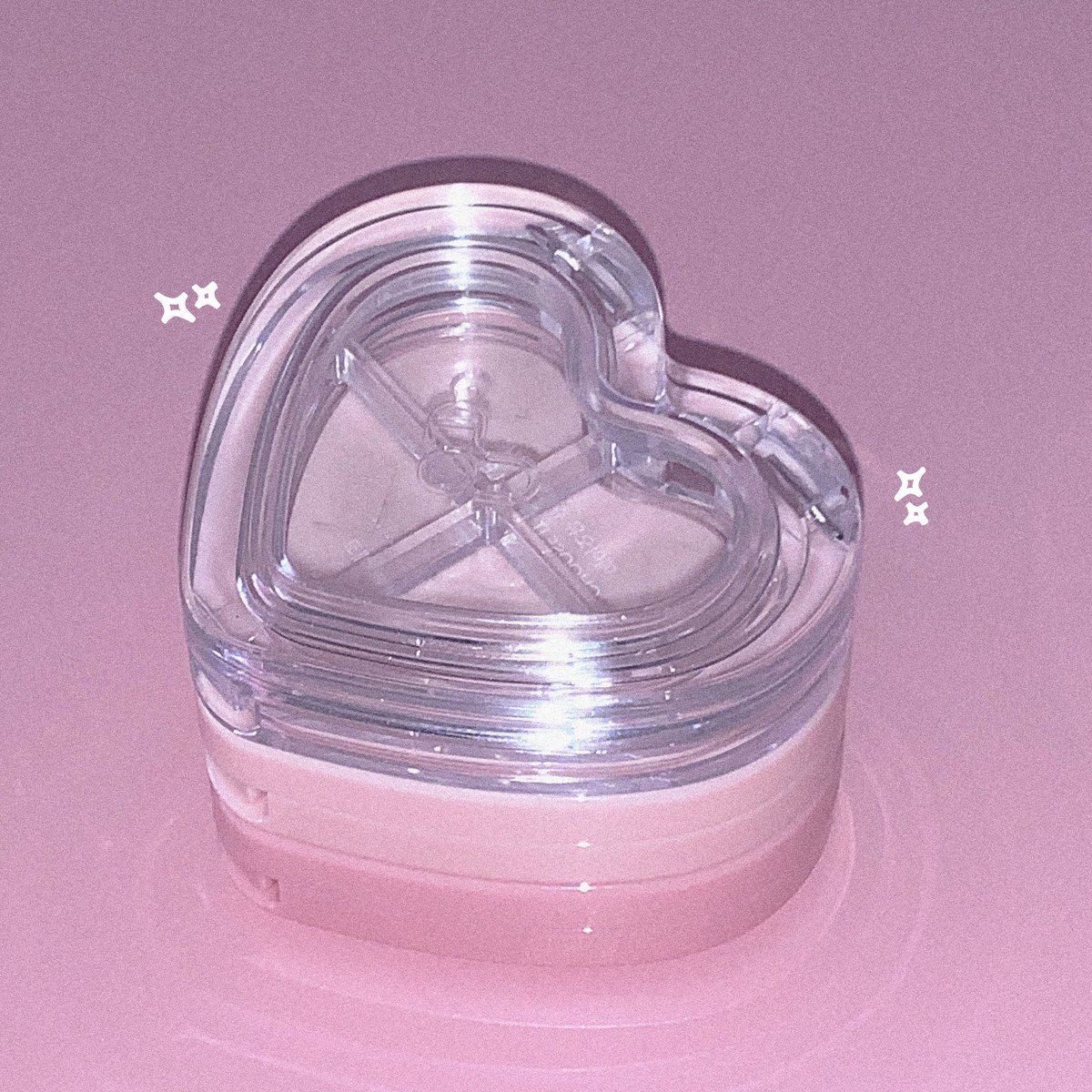 aoucosmetics_jp's tweet photo. 現在日本では非売品のマイチョイスリップパレット🤍

チークやシェーディングと同じハート型のパケなので
重ねてジェンガのようにも✨

リップやクリームチークはもちろん、
コンシーラーなどお好みでin💖

自分だけのお気に入りカラーを入れて
可愛く持ち運びできるアイテム🛍️

もしかしたら8月メガポに登場するかも…！？👀