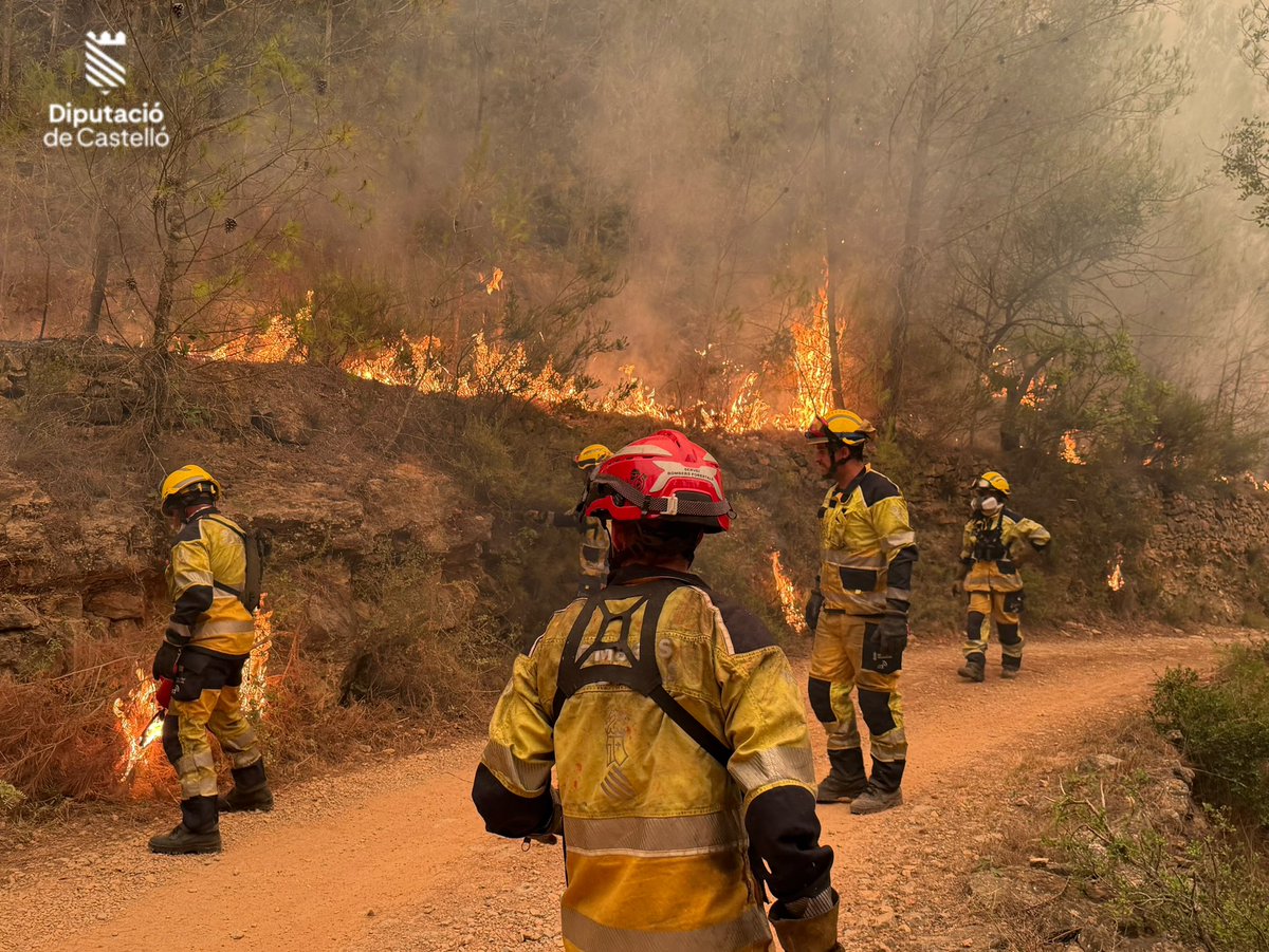 BombersDipcas's tweet photo. Tercer día de incendio del ##IFLaVallDUixó . 
Todo el dispositivo terrestre y hasta 30 medios aéreos siguen trabajando ininterrumpidamente para avanzar en los trabajos de estabilización de un incendio que ya ha afectado a más de 6500Ha.  

📸 de los trabajos  durante la dura jornada de ayer domingo.