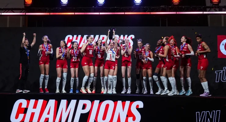 KadinPartisi's tweet photo. Milletler Ligi (VNL) Şampiyonu olan A Milli Kadın Voleybol Takımımızı yürekten kutluyoruz.

Azimleriyle, emekleriyle ve takım ruhuyla bir kez daha hepimize büyük bir gurur yaşattılar.

Bu tarihi başarıda emeği geçen tüm sporcularımızı, teknik ekibi ve katkısı olan herkesi gönülden tebrik ediyor; nice yeni zaferler diliyoruz.

İyi ki varsınız, Cumhuriyetin kızları! 🇹🇷🏆

#CumhuriyetinKızları #VNL #ŞampiyonTürkiye #KadınlarınGücü
