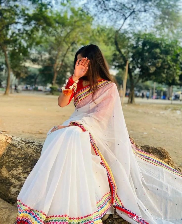 DreamyRose235's tweet photo. Elegance draped in simplicity, with a little mystery in every frame. 🤍✨ https://t.co/3ZKFChqBUo