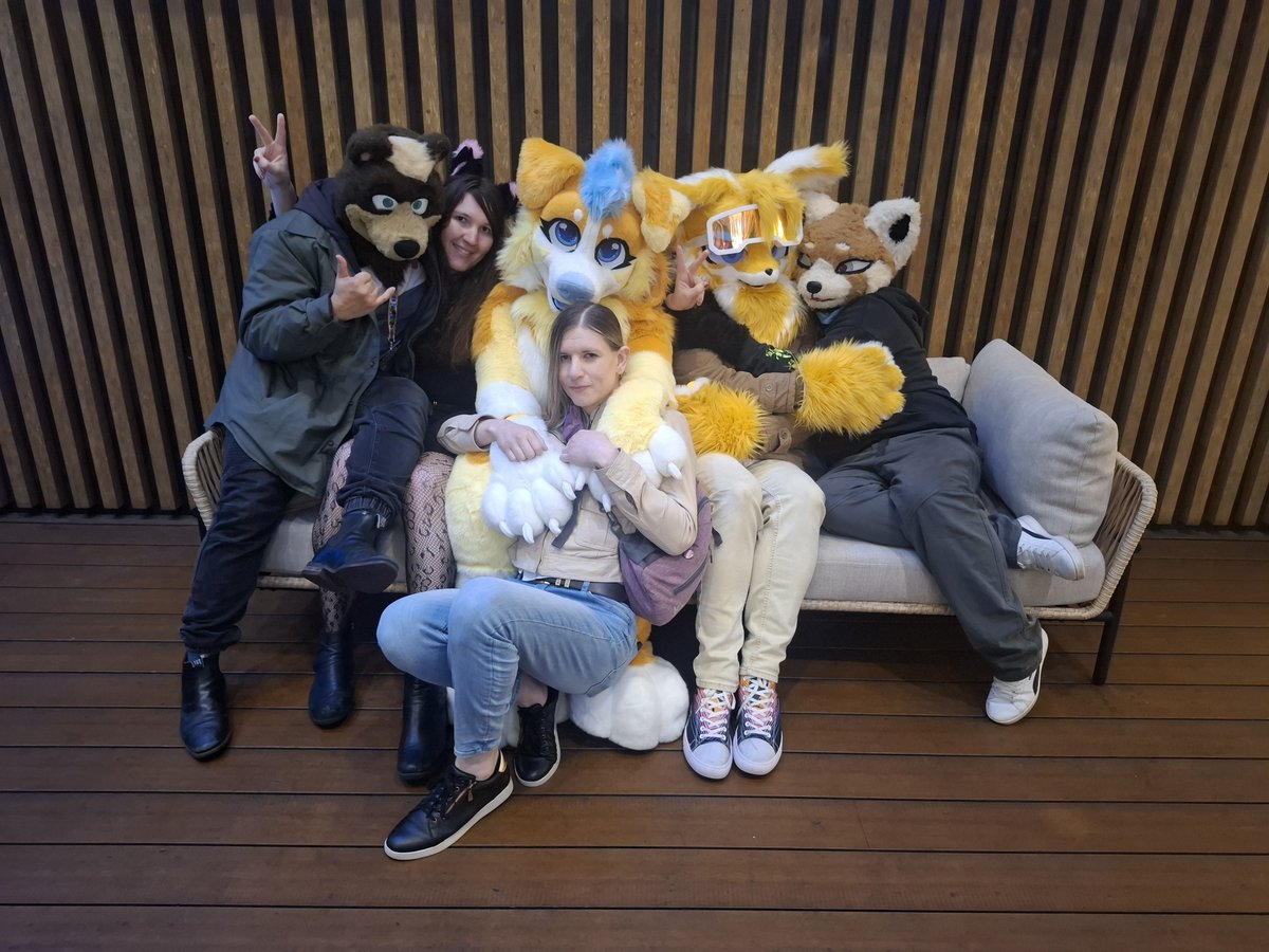 ShaylahFloof's tweet photo. #Aurawra has been amazing this year✨️ here's one of my fave pics from the con, been lovely catching up with friends and making new ones 💕

🐾 Poochie @ShaylahFloof @DawnyAussie @KayeCervin @AZERA_FOXTROT +1
more pics to sort through and post soon
📸@thycorgiking

#aurawra2026 https://t.co/JOXG7bTAVd