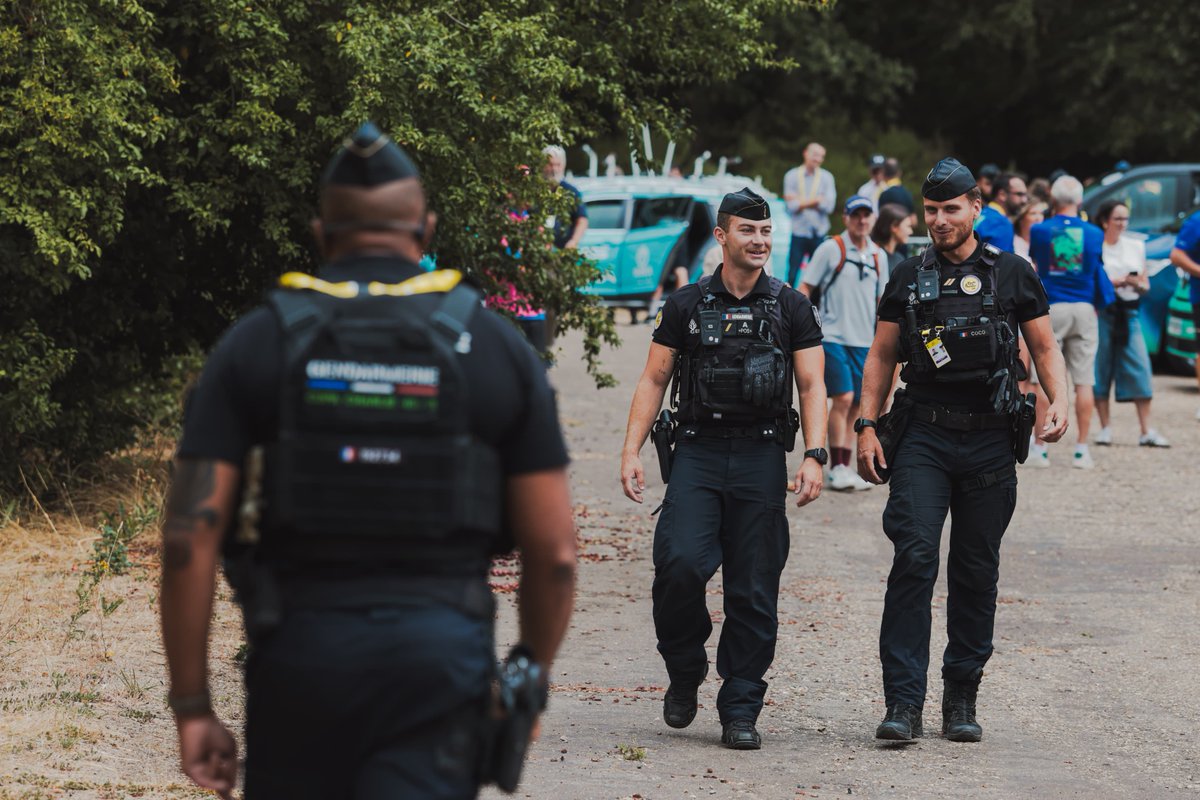 Gendarmerie_078's tweet photo. 🚴‍♂️ #TDF2026 | RETOUR EN IMAGES : Hier, à Thoiry, malgré l’adaptation du parcours final, les gendarmes des #Yvelines sont restés pleinement mobilisés pour sécuriser la caravane, la présentation des équipes, les accès et le public. Une action coordonnée de nombreuses unités !🇫🇷 https://t.co/H5ioRrusTM
