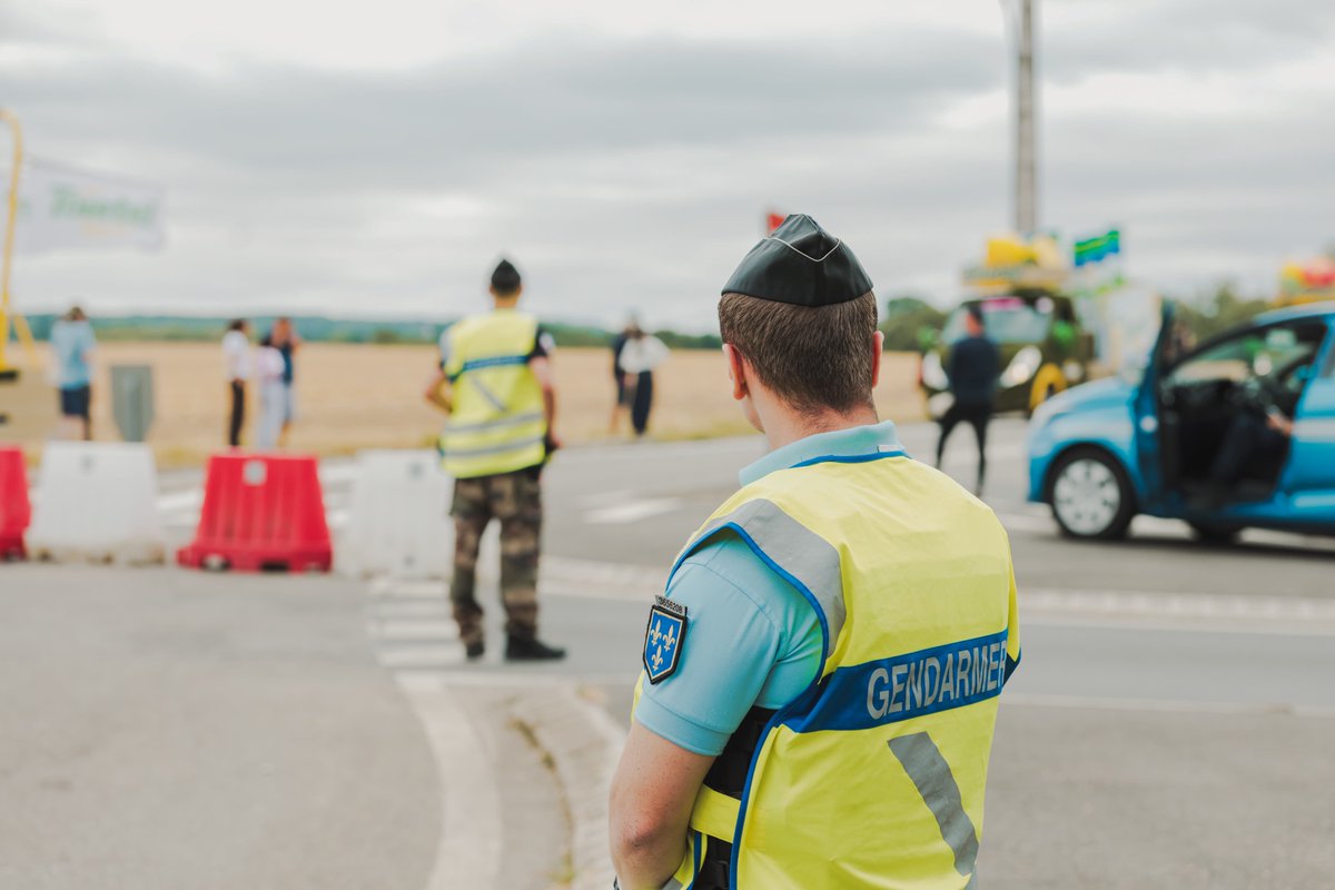 Gendarmerie_078's tweet photo. 🚴‍♂️ #TDF2026 | RETOUR EN IMAGES : Hier, à Thoiry, malgré l’adaptation du parcours final, les gendarmes des #Yvelines sont restés pleinement mobilisés pour sécuriser la caravane, la présentation des équipes, les accès et le public. Une action coordonnée de nombreuses unités !🇫🇷 https://t.co/H5ioRrusTM