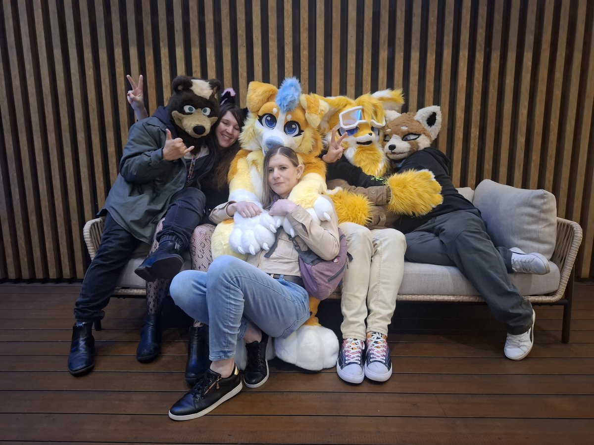 ShaylahFloof's tweet photo. #Aurawra has been amazing this year✨️ here's one of my fave pics from the con, been lovely catching up with friends and making new ones 💕

🐾 Poochie @ShaylahFloof @DawnyAussie @KayeCervin @AZERA_FOXTROT +1
more pics to sort through and post soon
📸@thycorgiking

#aurawra2026 https://t.co/JOXG7bTAVd