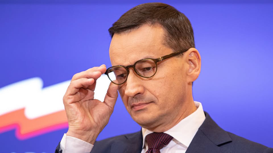 Darekbrzoza's tweet photo. "Stanisław Tyszka: Mateusz Morawiecki zostanie wyrzucony z PiS i będzie próbował zbudować wokół siebie „nową, modernizacyjną prawicę”. Warto więc przypomnieć, co naprawdę zrobił przez sześć lat jako premier rządu PiS:
1️⃣ Lockdown i nadmiarowe zgony. Morawiecki ograniczył Polakom dostęp do diagnostyki i leczenia. Zabronił wstępu nawet do lasów i na cmentarze. Skutkiem tej polityki były dziesiątki tysięcy nadmiarowych zgonów, a lockdown ciężko uderzył w gospodarkę i tysiące polskich przedsiębiorców.
2️⃣ Bezwarunkowa pomoc dla Ukrainy. W latach 2022–2023 Polska przeznaczyła na pomoc Ukrainie i Ukraińcom ponad 100 miliardów złotych. Rząd nie przedstawił Polakom pełnego rachunku, nie określił granic tej pomocy i nie zadbał skutecznie o polskie interesy.
3️⃣ Masowa imigracja zarobkowa. W latach 2018–2023 rząd Morawieckiego wydał aż 3,8 miliona wiz pracowniczych, najwięcej spośród wszystkich państw Unii Europejskiej. Równocześnie PiS straszył Polaków masową imigracją. W praktyce szeroko otworzył nasz rynek na tanią siłę roboczą z całego świata.
4️⃣ 22 nowe daniny i obciążenia. Podatek handlowy, danina solidarnościowa, opłaty cukrowa, mocowa, emisyjna i „małpkowa”, a także kolejne podwyżki akcyzy. To podatkowe osiągnięcia rządów PiS.
5️⃣ Podatkowy chaos Polskiego Ładu. Sztandarowy projekt Morawieckiego uderzył w przedsiębiorców i jeszcze bardziej skomplikował system podatkowy. Źle przygotowane przepisy trzeba było poprawiać natychmiast po ich wejściu w życie.
6️⃣ Zgoda na Zielony Ład. W 2020 roku Morawiecki zaakceptował unijny cel redukcji emisji o co najmniej 55 procent do 2030 roku. Otworzył tym drogę do Fit for 55 i gigantycznych kosztów polityki klimatycznej.
7️⃣ Zgoda na wspólny unijny dług. Morawiecki pozwolił Komisji Europejskiej zadłużyć Unię na 750 miliardów euro. Stworzył precedens prowadzący do dalszej centralizacji UE, a zaciągnięte wówczas zobowiązania będą spłacać nasze dzieci i wnuki.
8️⃣ Skazał polskie górnictwo na likwidację. Rząd Morawieckiego zgodził się na zamykanie kolejnych kopalń i całkowite zakończenie wydobycia węgla kamiennego do 2049 roku. Zamiast bronić własnych źródeł energii, wybrał likwidację całej branży i uzależnianie Polski od zagranicy.
Morawiecki i Kaczyński mogą się teraz pokłócić i pójść do wyborów osobno. Ale przez sześć lat rządzili razem i obaj odpowiadają za wszystkie te decyzje. Nie zmienią tego nowe szyldy ani kolejne bajki, które będą opowiadać Polakom! "
za Konfederacja