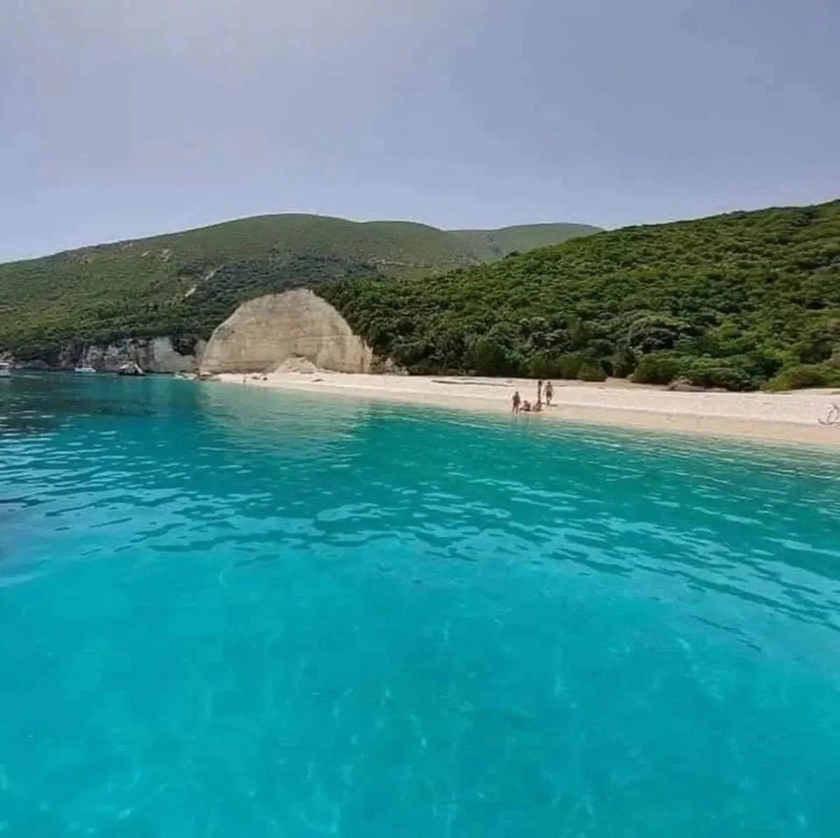 GreekPictures's tweet photo. From the sea #Fteri #Beach reveals its true magic. With dazzling turquoise waters, white pebbles & lush green cliffs embracing the shoreline, this secluded paradise on #Kefalonia is worth every boat ride or hike. A place where nature remains beautifully untouched.
📷 my_kefalonia https://t.co/jlSuwyLRel