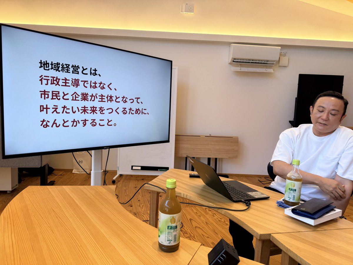 dennotai's tweet photo. 本日は鹿児島県日置市の地域活性化策の視察。やけにエネルギッシュな永山・日置市長の激アツプレゼントとQAセッションからの"ご当地プロスポーツチーム"であり10月からの🏐SVリーグに昇格を果たすフラーゴット鹿児島の小園代表、川畑GMとの意見交換。からの冷房のない体育館での選手たちの練習を見学しました💦

午後は日置市湯之元町の地域活性化に取り組む地元企業のアトトリである小平さんから理念のご説明と街歩き案内を頂きました。温泉蒸気のサウナも最高♨️

フラーゴット、小平共に事業運営上、既にAIがなくてはならない存在になっているのは驚きでした。

そして、パナソニック工場撤退後の地域活性化事業として取り組んでいるオリーブの栽培現場も視察。市の職員自らが起業した鹿児島オリーブの水流代表の苦労話に耳を傾けました。

AI活用においては、複雑性と不確実性は別物であり、前者はAIの得意分野、後者は現在のところは不得意なのかなと思いを馳せてみたりもしました。

明日は鹿児島ご当地バスケチームの視察をします！