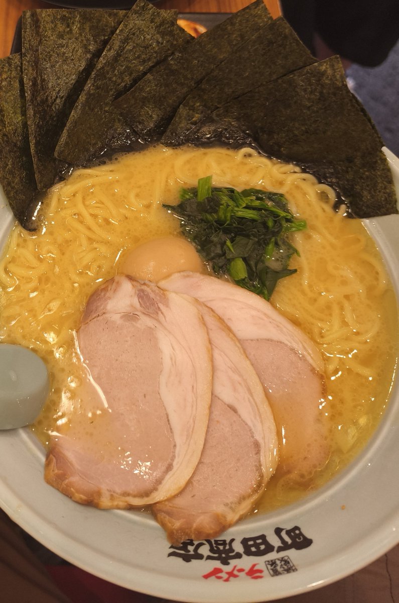 nightrainnight1's tweet photo. これは池袋を発つ前日の午後に食べたラーメン。味は最高だったんだけど、自分の胃袋を過信しすぎて食べきれなかった…あと、店員のお姉さんの態度が本当に素晴らしかった。日本語があまりわからなくて迷惑かけないか心配だったんだけど、食べ終わって帰る人全員に「ありがとう」って声かけてくれてた！ https://t.co/4Sj3f44sCx
