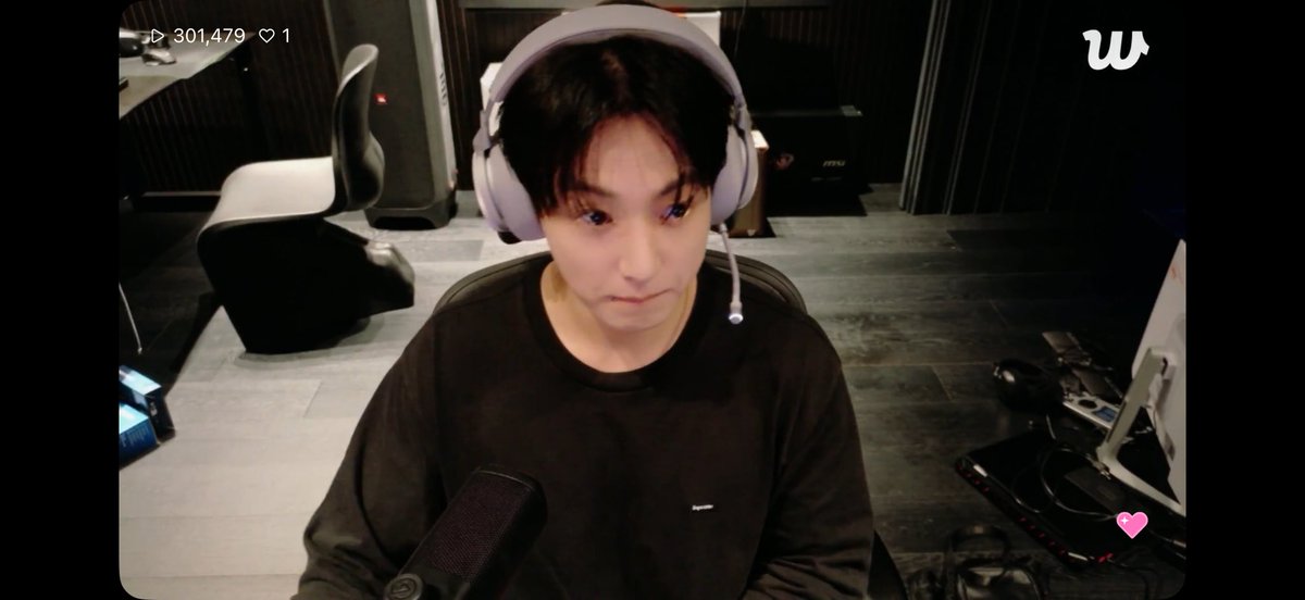 seokjinbit's tweet photo. JUNGKOOK IS BACK ON WEVERSE LIVE https://t.co/kfOKLnuCMv