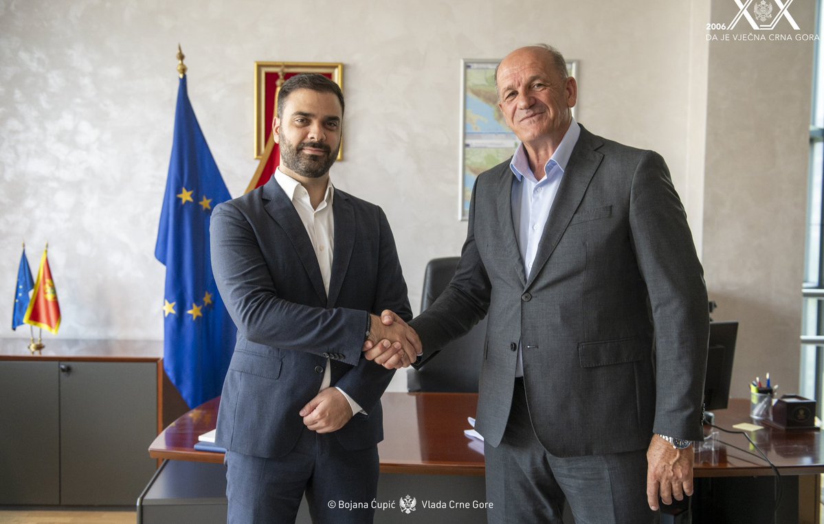 FilipRadulovic_'s tweet photo. 🤝 Predao sam dužnost ministra saobraćaja ministru Radošu Zečeviću.

Hvala svim saradnicima na predanom radu i posvećenosti tokom prethodnog perioda. 🇲🇪

🚧 Vjerujem da će se započeti projekti nastaviti istim intenzitetom i očekujem da će fokus ostati na razvoju saobraćajne infrastrukture, unapređenju vazdušnog, drumskog i željezničkog saobraćaja, kao i na stvaranju modernog i efikasnog saobraćajnog sistema u interesu svih građana.
