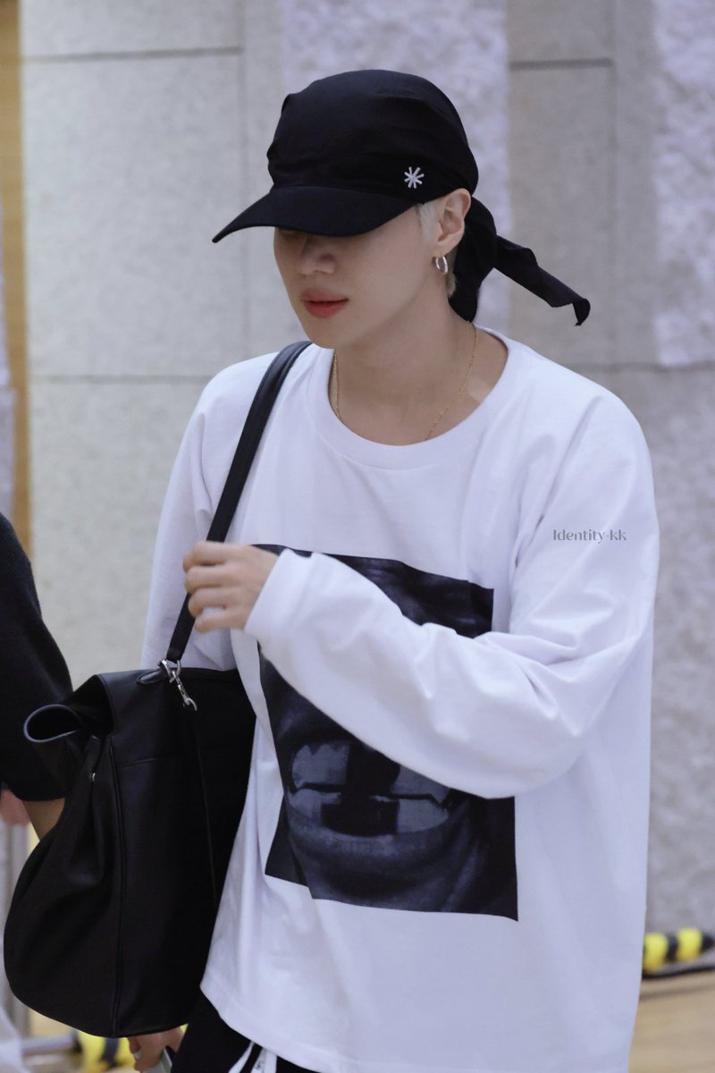 h0urlytaemin's tweet photo. 260727 #TAEMIN has safely landed back in korea https://t.co/zTgni6gSuf