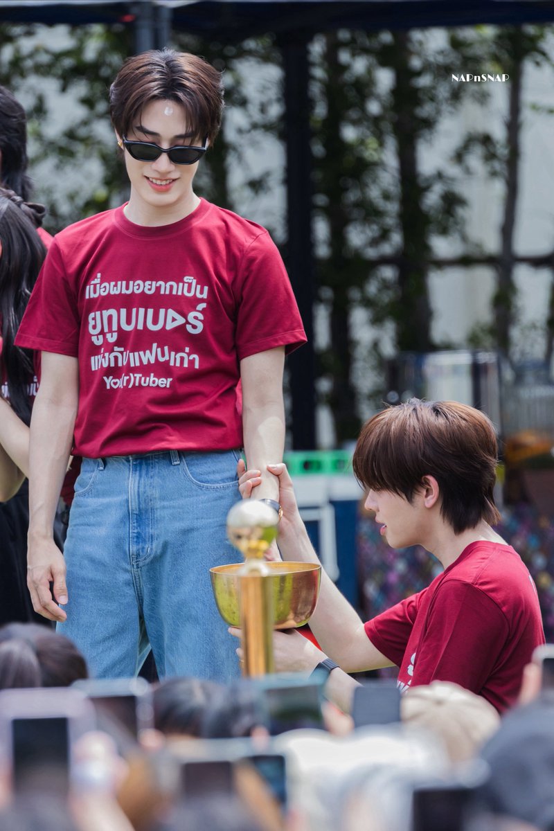 NAPnSNAP's tweet photo. ดูแลกันและกันดีเสมอ :) 

YourTuber Worship
#บวงสรวงYourtuber
#TleFirstone #เติ้ลเฟิร์สวัน 
#TLE_mtm #Firstone https://t.co/qUpIDQksXh
