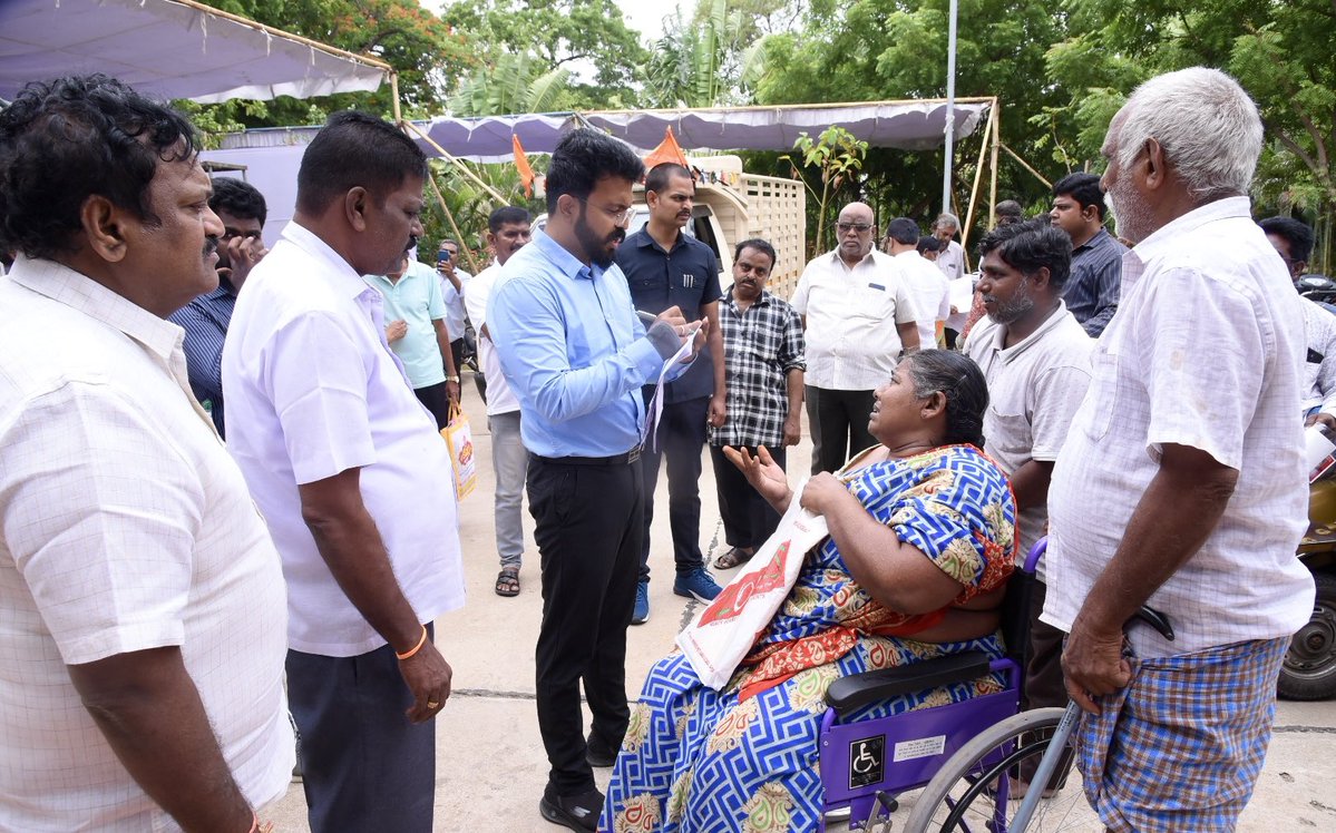 CollectorGuntur's tweet photo. ప్రజా సమస్యల పరిష్కార వేదికలో ప్రజలు అందిస్తున్న అర్జీల పరిష్కారంలో గుంటూరు జిల్లా రాష్ట్రంలో ముందంజలో ఉండేలా అధికారులు కృషి చేయాలని జిల్లా కలెక్టర్ సి.యం.సాయికాంత్ వర్మ గారు ఆదేశించారు. కలెక్టరేట్‌లో నిర్వహించిన కార్యక్రమంలో అర్జీదారుల సమస్యలను స్వయంగా విని, ప్రతి అర్జీని అత్యంత ప్రాధాన్యంతో పరిశీలించి సంబంధిత శాఖలు సమన్వయంతో నిర్ణీత గడువులోగా పరిష్కరించాలని సూచించారు. పరిష్కారం సాధ్యం కాని అంశాలపై అర్జీదారులకు స్పష్టమైన సమాచారం అందించాలని ఆదేశించారు.

పెండింగ్‌లో ఉన్న అర్జీల పరిష్కారాన్ని వేగవంతం చేసి, ప్రజలకు ప్రభుత్వంపై విశ్వాసం పెరిగేలా అధికారులు బాధ్యతాయుతంగా పనిచేయాలని జిల్లా కలెక్టర్ గారు తెలిపారు. అర్జీదారుల సౌకర్యార్థం ప్రభుత్వం ఏర్పాటు చేసిన మంచినీటి వసతి, మజ్జిగ పంపిణీ, భోజన సౌకర్యం, వైద్య శిబిరం తదితర ఏర్పాట్లపై అర్జీదారులు సంతృప్తి వ్యక్తం చేశారు. ఈ కార్యక్రమంలో జాయింట్ కలెక్టర్ అశుతోష్ శ్రీవాస్తవ గారుతో పాటు జిల్లా అధికారులు పాల్గొన్నారు.
#PGRS #PublicGrievances #ResponsiveGovernance #CollectorGuntur #GunturUpdates