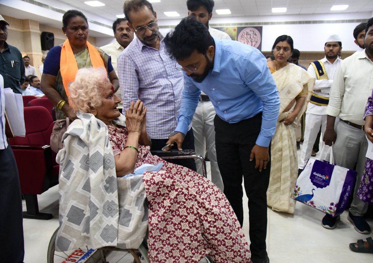 CollectorGuntur's tweet photo. ప్రజా సమస్యల పరిష్కార వేదికలో ప్రజలు అందిస్తున్న అర్జీల పరిష్కారంలో గుంటూరు జిల్లా రాష్ట్రంలో ముందంజలో ఉండేలా అధికారులు కృషి చేయాలని జిల్లా కలెక్టర్ సి.యం.సాయికాంత్ వర్మ గారు ఆదేశించారు. కలెక్టరేట్‌లో నిర్వహించిన కార్యక్రమంలో అర్జీదారుల సమస్యలను స్వయంగా విని, ప్రతి అర్జీని అత్యంత ప్రాధాన్యంతో పరిశీలించి సంబంధిత శాఖలు సమన్వయంతో నిర్ణీత గడువులోగా పరిష్కరించాలని సూచించారు. పరిష్కారం సాధ్యం కాని అంశాలపై అర్జీదారులకు స్పష్టమైన సమాచారం అందించాలని ఆదేశించారు.

పెండింగ్‌లో ఉన్న అర్జీల పరిష్కారాన్ని వేగవంతం చేసి, ప్రజలకు ప్రభుత్వంపై విశ్వాసం పెరిగేలా అధికారులు బాధ్యతాయుతంగా పనిచేయాలని జిల్లా కలెక్టర్ గారు తెలిపారు. అర్జీదారుల సౌకర్యార్థం ప్రభుత్వం ఏర్పాటు చేసిన మంచినీటి వసతి, మజ్జిగ పంపిణీ, భోజన సౌకర్యం, వైద్య శిబిరం తదితర ఏర్పాట్లపై అర్జీదారులు సంతృప్తి వ్యక్తం చేశారు. ఈ కార్యక్రమంలో జాయింట్ కలెక్టర్ అశుతోష్ శ్రీవాస్తవ గారుతో పాటు జిల్లా అధికారులు పాల్గొన్నారు.
#PGRS #PublicGrievances #ResponsiveGovernance #CollectorGuntur #GunturUpdates