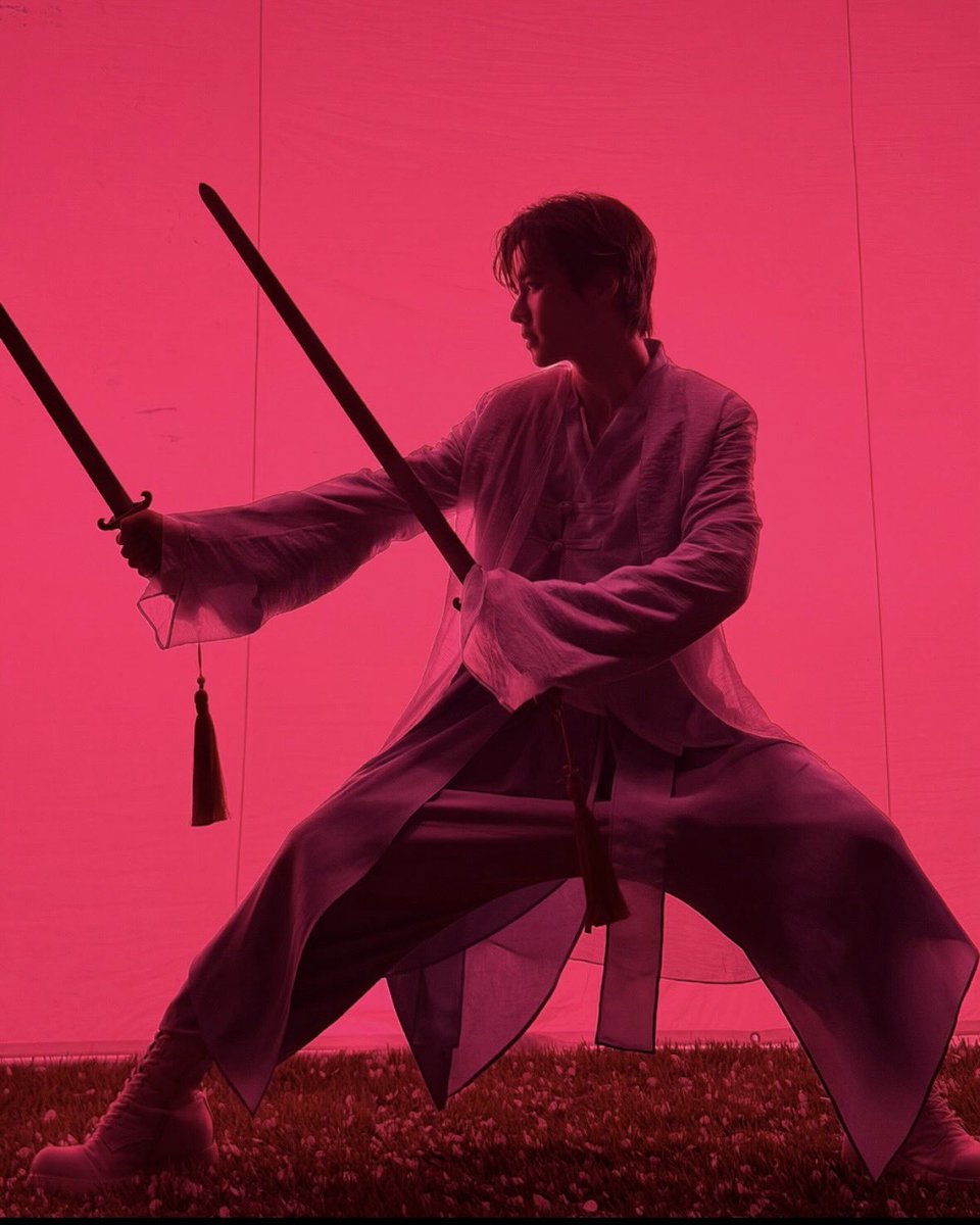 wayvkunsolo's tweet photo. Qian Kun in fighting stance with double swords oh wow 🤩 his capability is so incredibly attractive 😍 https://t.co/mYUJbeHko2