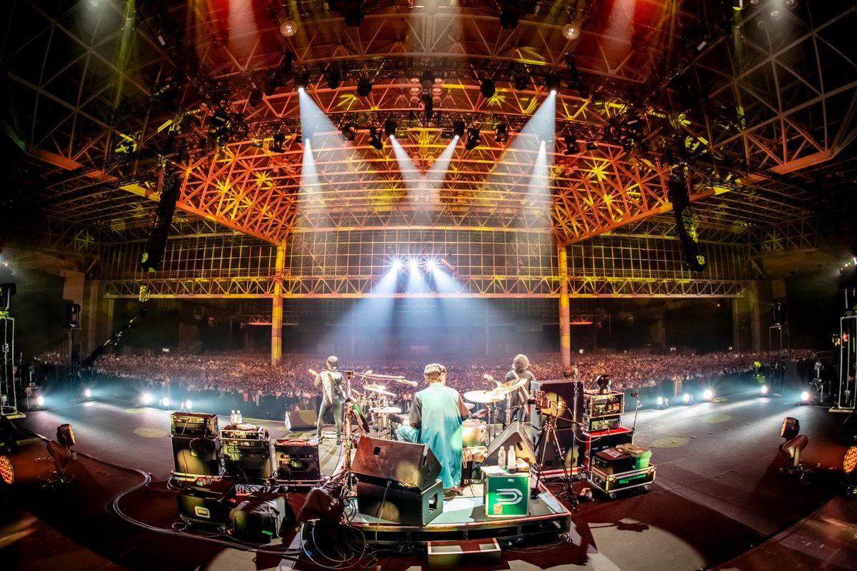 realsoundjp's tweet photo. ◤ 特集：UNISON SQUARE GARDEN ◢

🔗https://t.co/q7k0hXcZGf

唯一無二のバンドが“特別な日”に届けたいつも通り――
活動休止前ラストライブを観て

#UNISONSQUAREGARDEN #USG2026 https://t.co/8GPHkOLYPA
