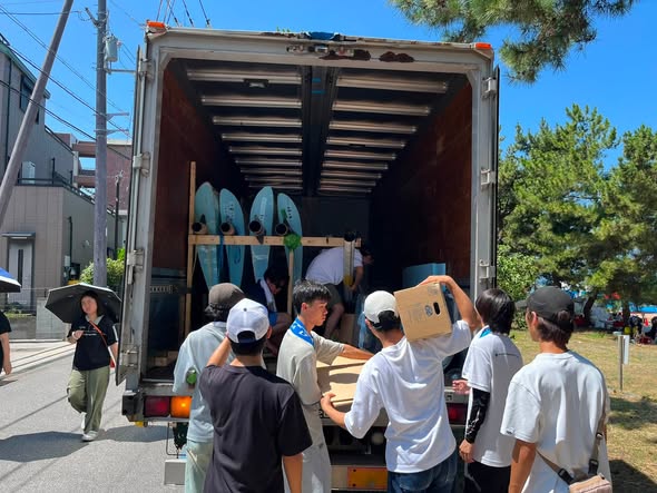 rentorabin's tweet photo. 7月25日、26日、琵琶湖で毎年を行われる鳥人間コンテストの機材を東京から琵琶湖まで4トントラックで運搬しました！
2日間共に強風のため、午後には中止になり飛べない団体もあり残念でしたが、酷暑の中、関係者の皆様、お疲れ様でした☆

レントラ便の誕生のきっかけとなった思い入れのある鳥人間コンテスト。
おかげさまで、レントラ便も今年で20年を迎えました！

ご利用頂きまして誠にありがとうございました。
尚、当日の様子は9月2日19時　日本テレビでOAされます！

#鳥人間コンテスト　#鳥人間　#鳥人間コンテスト運送運搬　#鳥人間コンテスト東京琵琶湖  #2026鳥人間コンテスト　#鳥人間コンテストトラック　#鳥人間コンテスト運送会社　#鳥人間コンテスト運搬会社　#鳥人間コンテスト東京琵琶湖