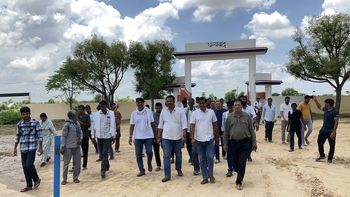 LadnunKarni's tweet photo. 📍 फोगड़ी

आज फोगड़ी पहुंचकर पिछले दिनों प्राचार्य के स्थानांतरण के विरोध में ग्रामवासियों द्वारा विद्यालय बंद कर किए जा रहे धरने के संबंध में ग्रामवासियों से संवाद कर धरना समाप्त करवाया।
1/4 https://t.co/RMpwolb3Pu