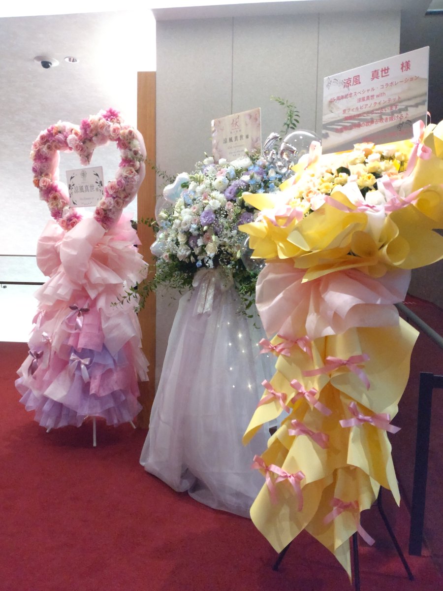 kanarock1008's tweet photo. 名古屋はとても暑かったです…でも名は体を表す🧚‍♂️
涼風を感じてまいりました🧚‍♂️🩷流石の歌声とトークのギャップ（可愛すぎる）
短い時間でも濃厚な選曲でした✨️
お花もとってもキュート✨️お声がけくださりありがとうございました🙇 https://t.co/vs2BXkMJE9