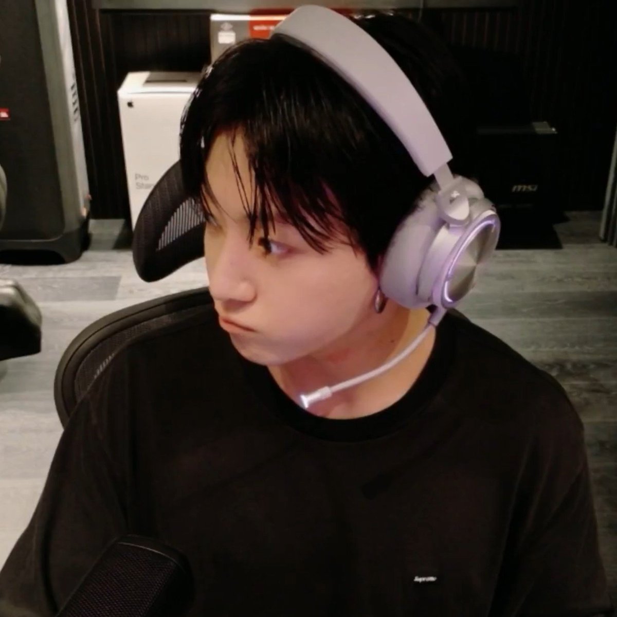 aegyoeobta's tweet photo. yeah im sorry id 100% sacrifice you all to keep jungkook warm, like thats my BABYYYYY https://t.co/69LwSlm1b9
