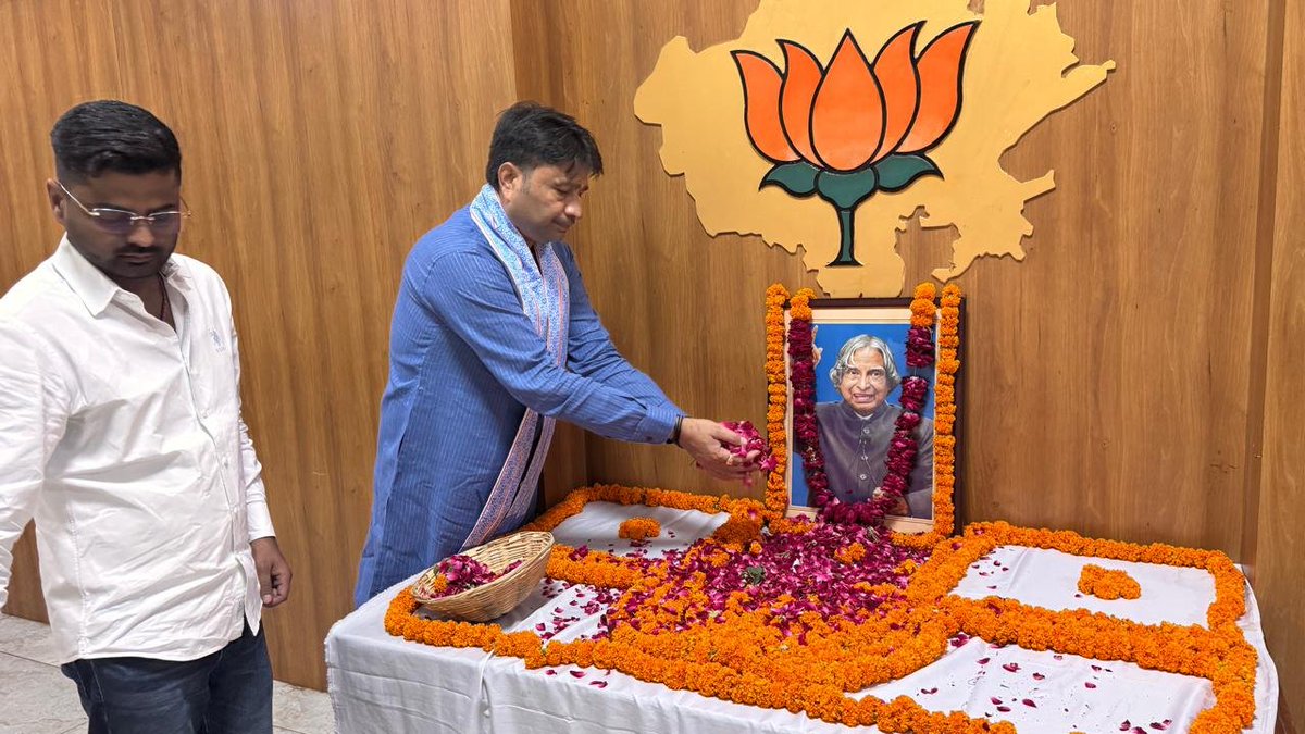 bjpbhupendraRYB's tweet photo. आज भाजपा प्रदेश कार्यालय में भारत के पूर्व उपराष्ट्रपति, महान वैज्ञानिक एवं 'मिसाइल मैन' भारत रत्न डॉ. ए.पी.जे. अब्दुल कलाम जी की पुण्यतिथि पर उन्हें श्रद्धापूर्वक पुष्पांजलि अर्पित कर विनम्र श्रद्धांजलि दी।
@BJP4Rajasthan @BhajanlalBjp
@BJP4India. @madanrrathore
#DrAPJKalam https://t.co/XBtnlcKaSF
