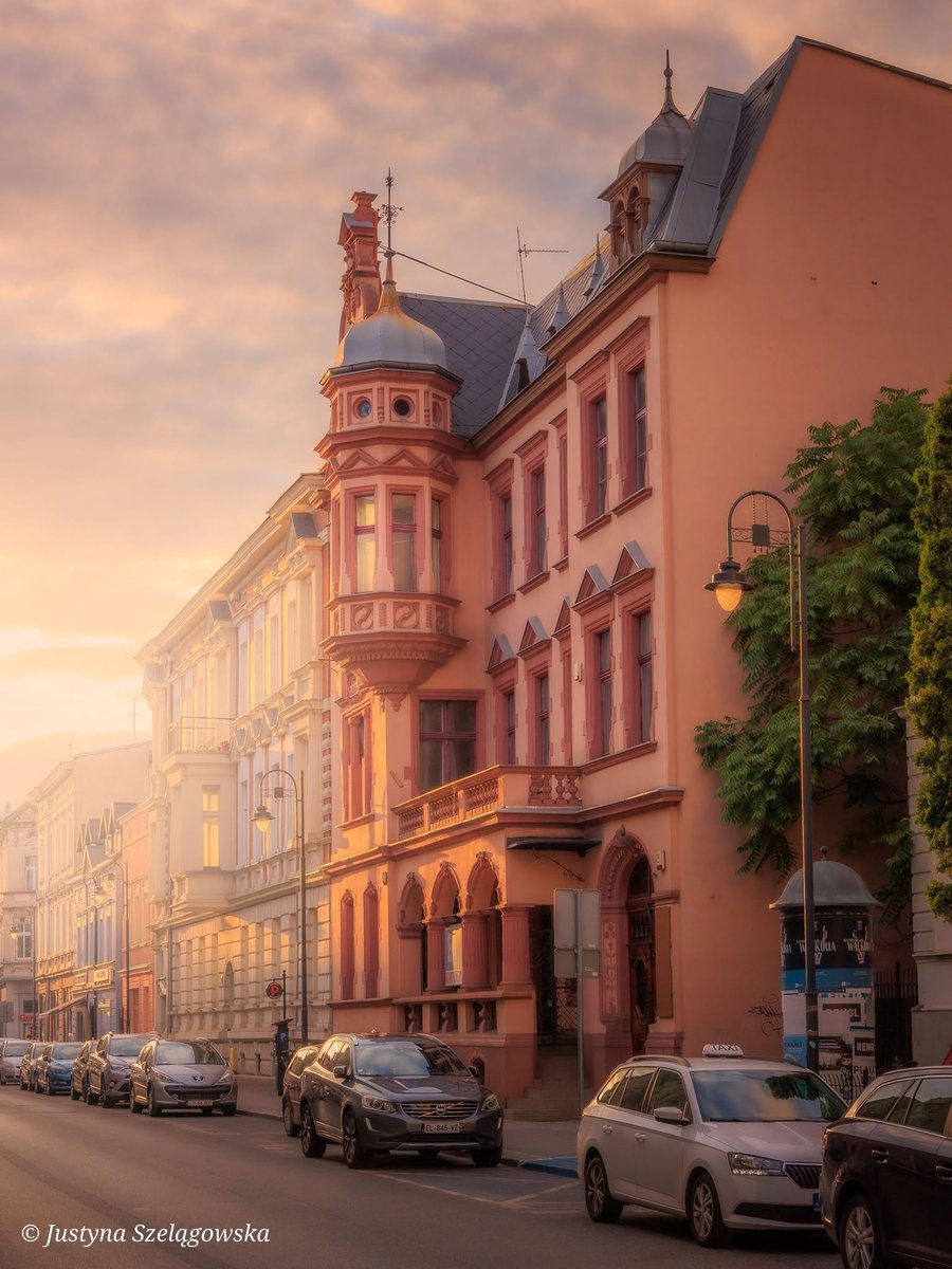 BydgoszczPL's tweet photo. Spacer ulicą Jana i Jędrzeja Śniadeckich☺️

📸 Fot. Justyna Szelągowska - fotografia
---
Pochwalcie się swoimi kadrami i nagraniami w grupie FOTO Bydzia! Najciekawsze materiały trafią także na naszą stronę na X oraz Instagramie. 🌍📷 https://t.co/y0WrPcM4c1