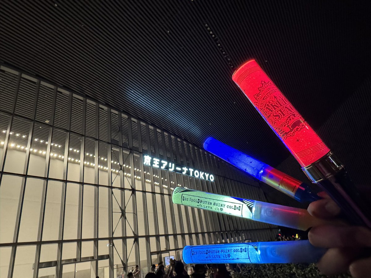 UEdrt0's tweet photo. IWFSday3ありがとうございました！！
自分は現地は3日目だけで、1、2日目は配信で、ついに3日目になる時前日の夜は1，2日目の完成度を超えてくるのか？！と色々と興奮して寝付くのに時間がかかりました。そして当時現地に行き初めての合同ライブという事で沢山の素敵なPさん達会えてとても嬉しかったです！！ライブでは一曲目からU.O7本折ってしまうなど2袋用意したのが一瞬で消えました、また楽しいだけではなくメドレーでGO'IN来た時は泣きながコールしました！
からのMigratory Echoesは全身から鳥肌が立ち泣き崩れてしまいました。そして最後はアイNEED YOUでOathoneの約束を思い出す大合唱で最初から最後までみっちり最高でした！名刺交換くださったPさんありがとうございました！長文ですいません！アイマス最高！❤️
#アイマスIWSF_DAY3