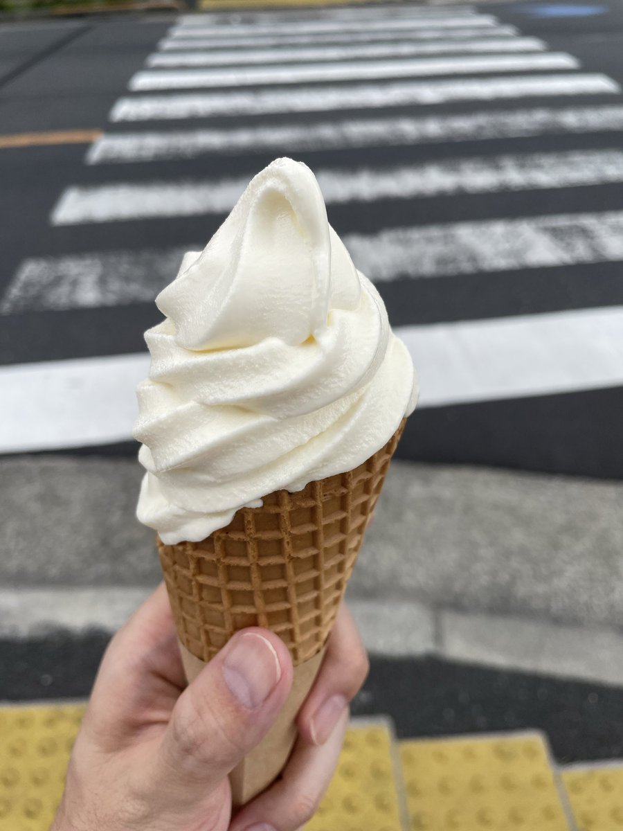 waruusagi42's tweet photo. 今日のおやつ

「ソフトクリーム」
散歩中に買いました。
曇ってたからあまり溶けずに食べられた。ちょうどいい！！ https://t.co/v3PR5mNaMI