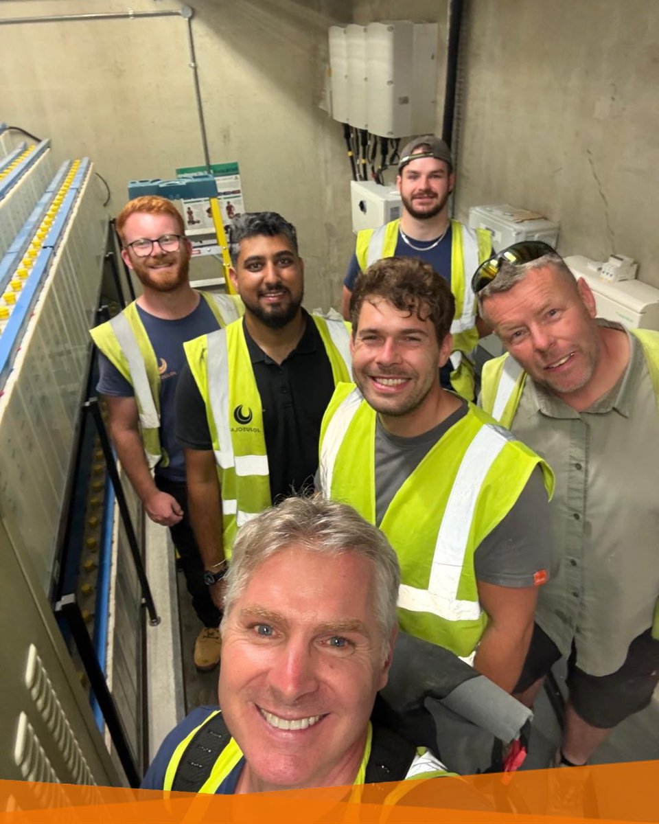 jojusolar's tweet photo. Starting the week with a selfie! 📷  Some of our brilliant electricians, working on one of our latest installs at Reading University. More on that one to come. 

Have a good week everyone. ☀️ 

#Teamwork 
#Solar 
#SolarPower 
#CleanEnergy 
#JojuSolar 
#MondayMotivation https://t.co/Hq7NHRZKBX